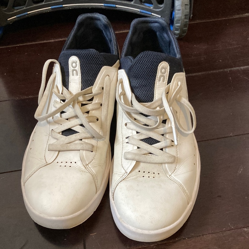 On cloud the roger advantage shoes
